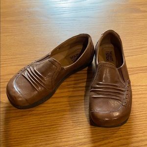 Earth shoe brown leather loafer